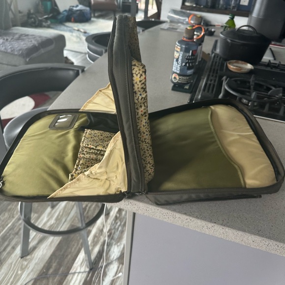 Sherpani double compartment laptop bag with extra pockets. Safe and comfy to use - Picture 6 of 9